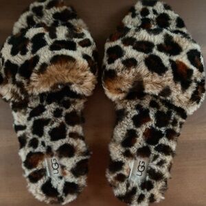 Ugg thong slipper leopard print. Used but never worn and in great condition.